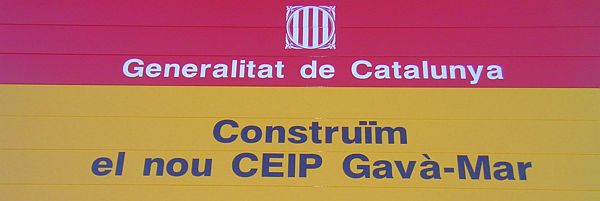 Cartel de la Generalitat de Catalunya indicando la construcción de la nueva escuela pública de Gavà Mar